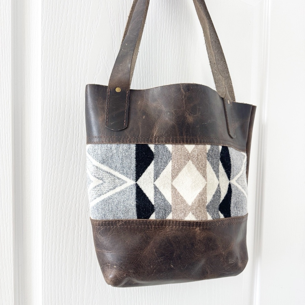 RH/MT Handcrafted Leather Tote bag With a woven Wool geometric panel - Picture 2 of 7